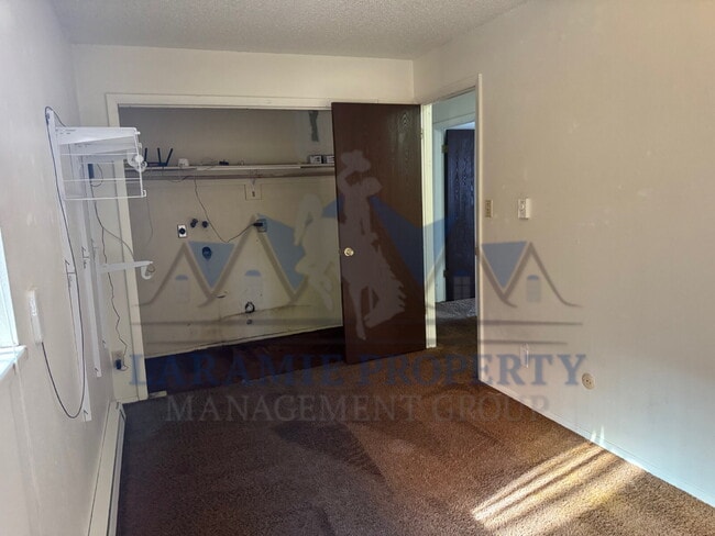 Building Photo - 4 Bed 1.5 Bath Townhouse Style Apartment