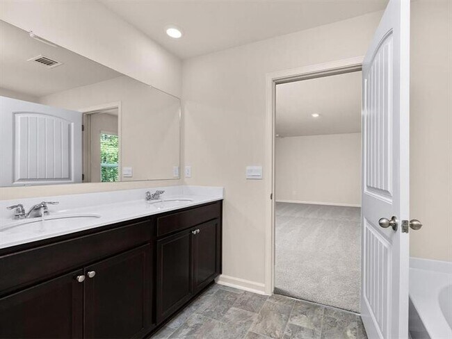 Building Photo - 167 Fernbrook Trl