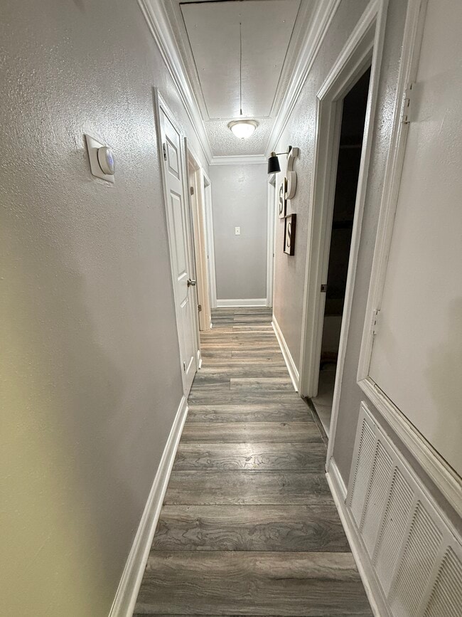 Building Photo - 204 Dale Ave