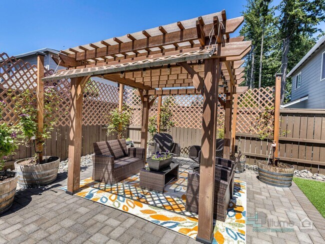 Building Photo - Spacious 4 Bedroom Home with Solar Power N...