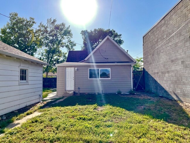 Building Photo - Mountain View Bungalow w/Garage and A/C