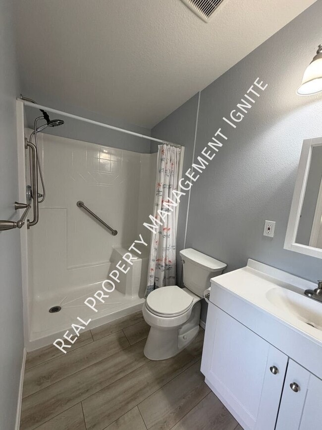 Building Photo - 2087 NE Mistletoe Ct