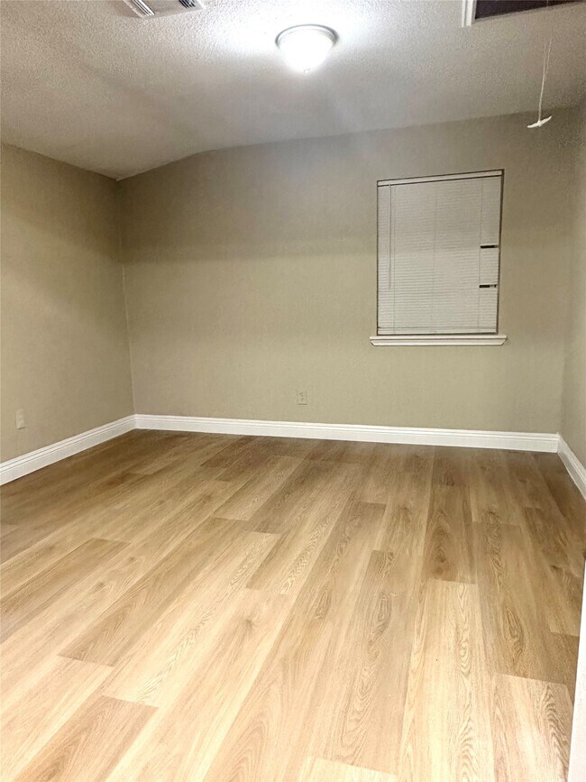 Building Photo - 6608 Sherwood Dr