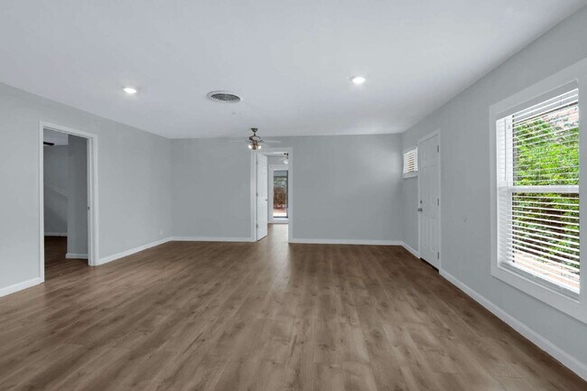 Building Photo - Charming and Spacious 4 Bedroom Home with ...