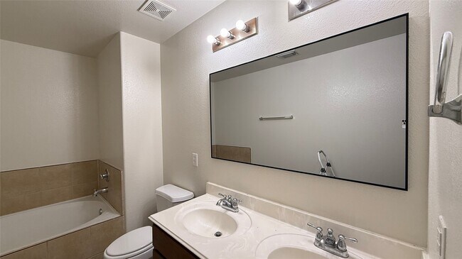 Building Photo - 3114 Junction Dr