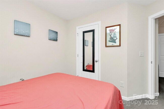 Building Photo - 409 Kickapoo Ave