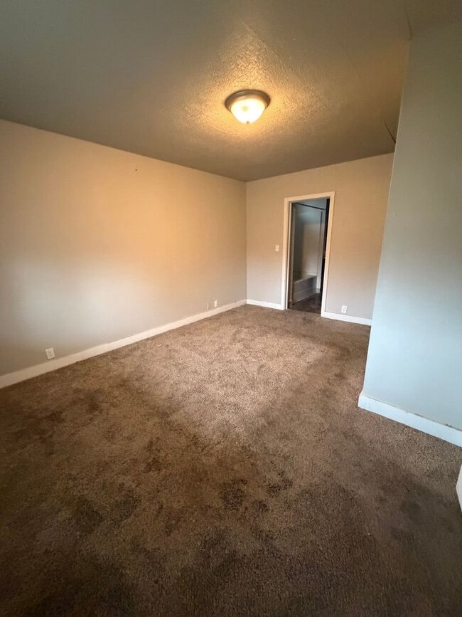 Building Photo - 5 bedroom house next to park