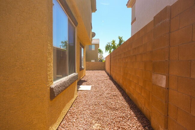 Building Photo - 3 Bed / 2.5 Bath Townhome with Loft, 2 Car Garage & Spacious Backyard – Southern Highlands