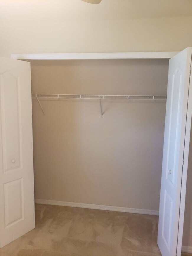 Building Photo - Pool Home 3 Bedroom 2 Bath close to shoppi...