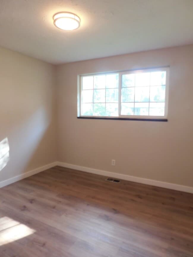 Building Photo - Beautiful 4 Bedroom, 1-1/2 Bathroom Home W...