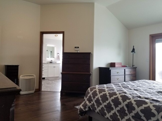 Building Photo - Welcoming 5 bed 3.5 bath South Hills Home