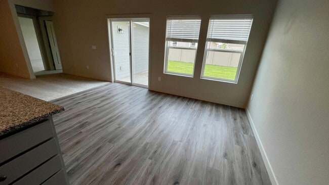 Building Photo - $2,199.00 / Large 4 bed 2 bath / 3 car gar...