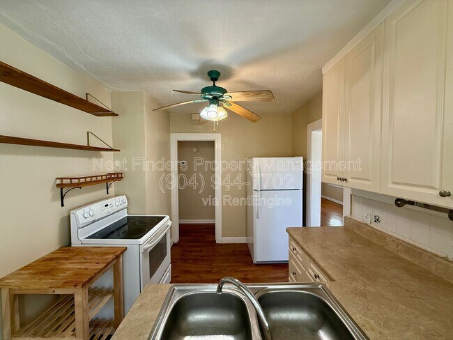 Building Photo - 625 Meteor St