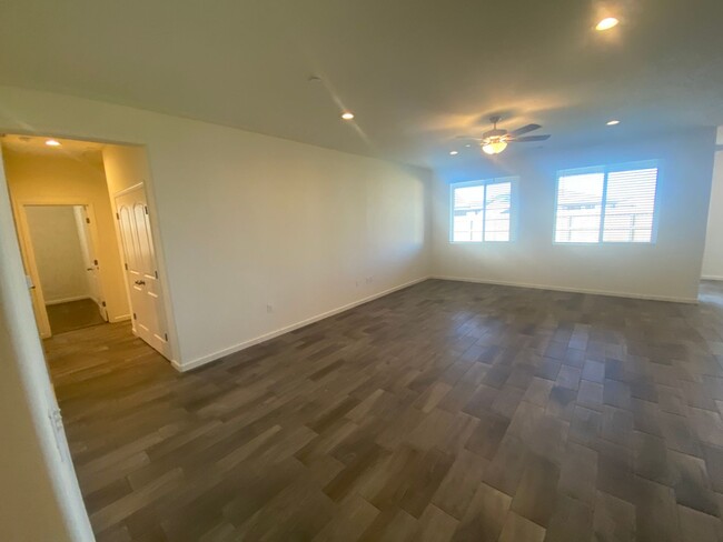 Building Photo - New 4 bedroom home available soon in Tulare!