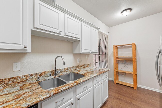 Building Photo - 2255 Braeswood Park Dr