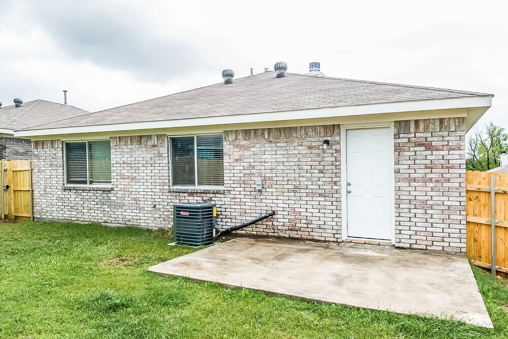 Building Photo - 2500 Ensenada Ln