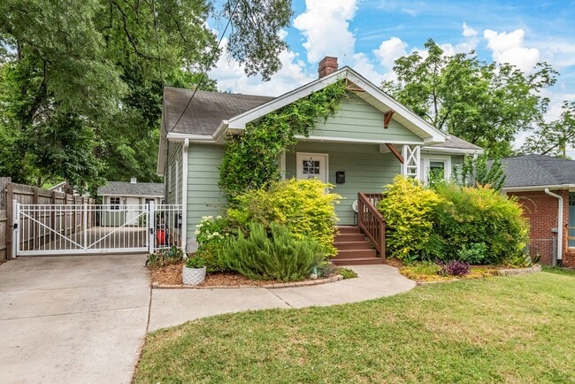 Building Photo - Cute 3 BR Bungalow with Backyard Oasis!