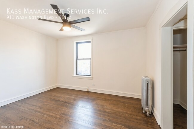 Building Photo - Beautiful 2 bedroom unit in Oak Park!