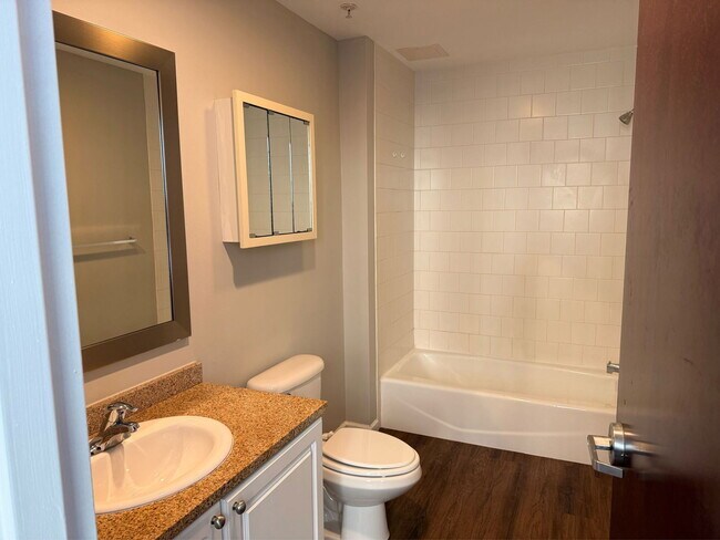 Building Photo - 210 Farmington Ave