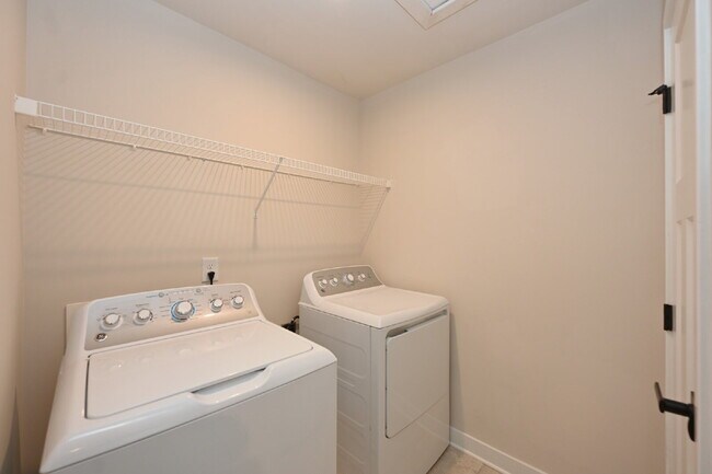 Building Photo - Updated Gallatin Townhome | 3BR + Garage, W/D Included