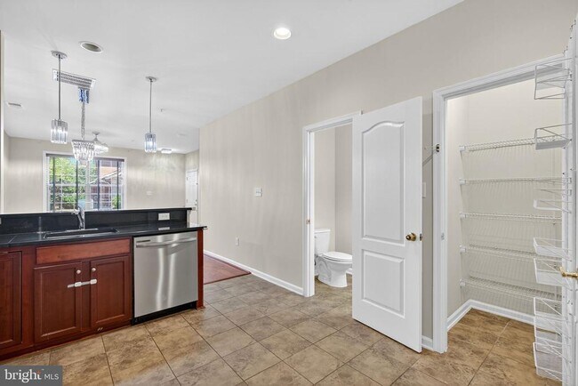 Building Photo - 42563 Highgate Terrace