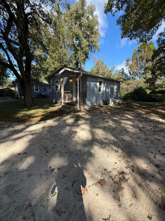 Primary Photo - 1339 Cox Ave