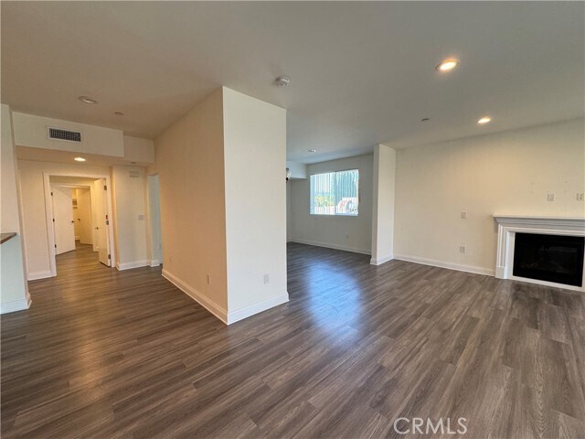 Building Photo - 14934 Burbank Blvd