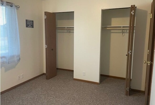 Building Photo - 505 E 4th St