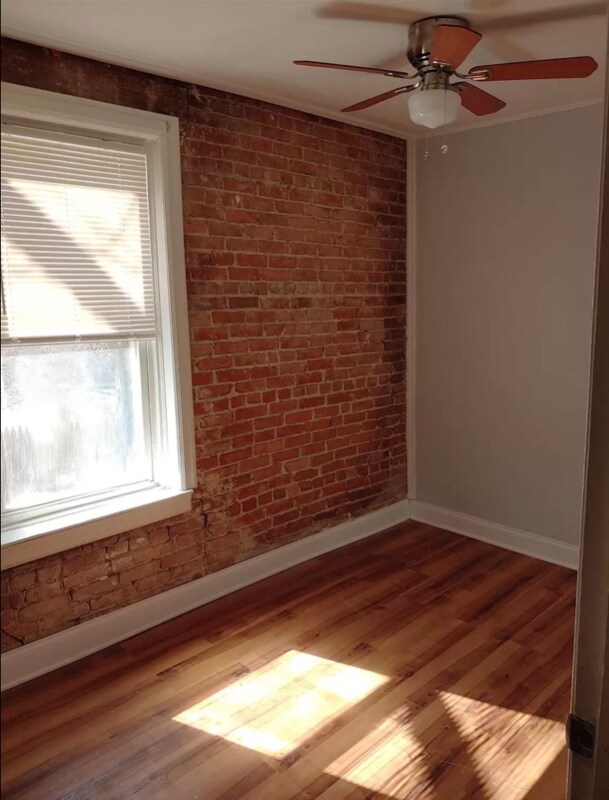 Building Photo - 1004 5th Ave