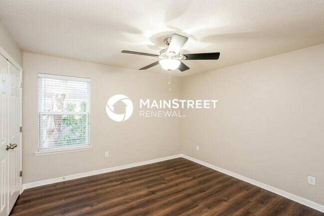 Building Photo - 4 Bedroom Pet-Friendly Home in Ruskin, FL with Main Street Renewal