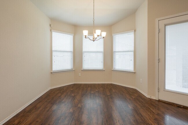 Building Photo - Spacious 3-Bedroom, 2-Bath Home in Lake Po...
