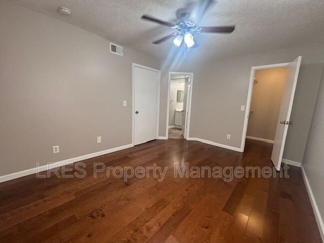 Building Photo - 390 Lake Placid Ct