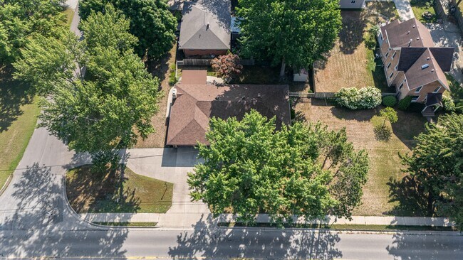 Building Photo - 1686 N Teakwood Dr