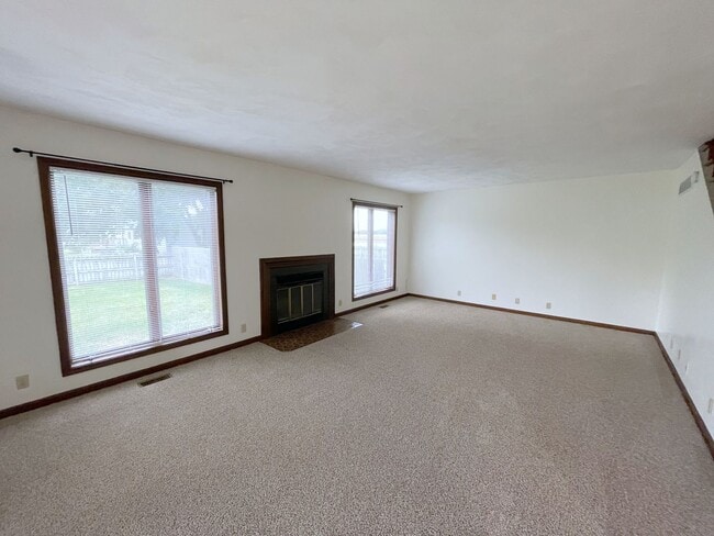 Building Photo - Country Charm Large 2-Bedroom Duplex in Mi...
