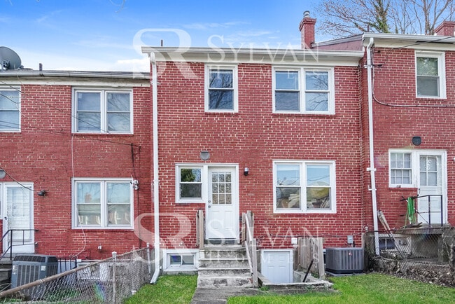 Building Photo - Enjoy living the good life in this 3 bedro...