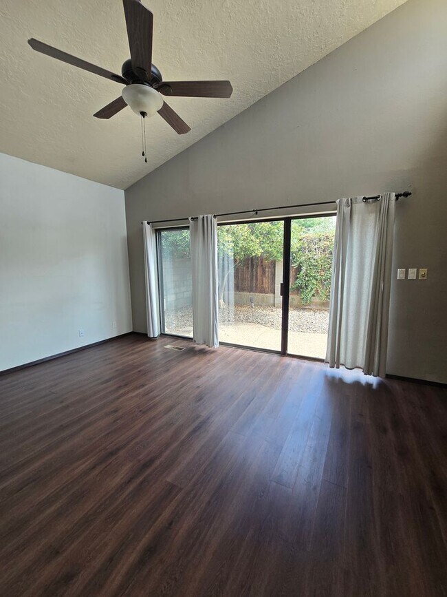 Building Photo - 2 bedroom, 2 bath in NE