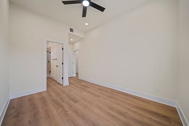 Building Photo - 234 E 39th St