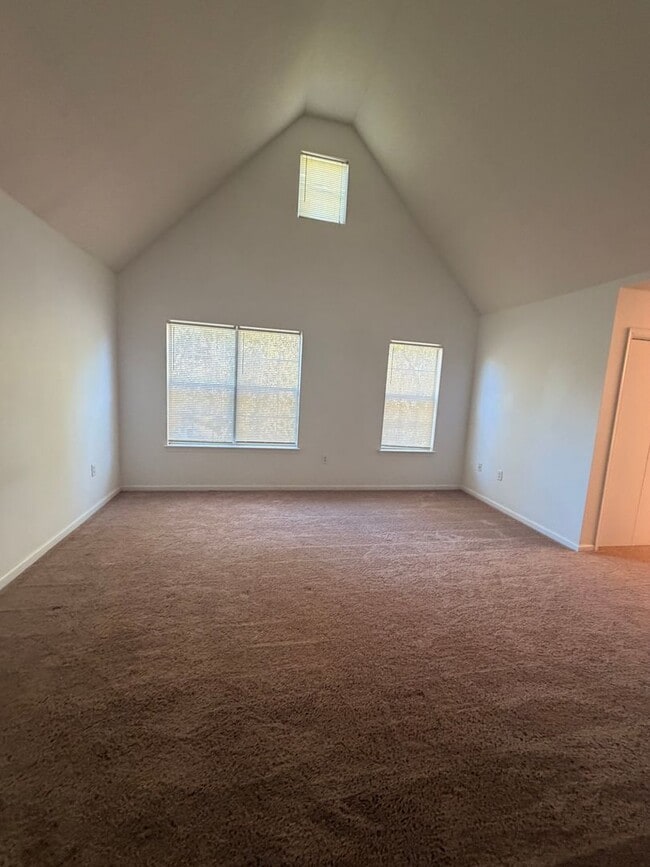 Building Photo - 325 Town Pointe Way