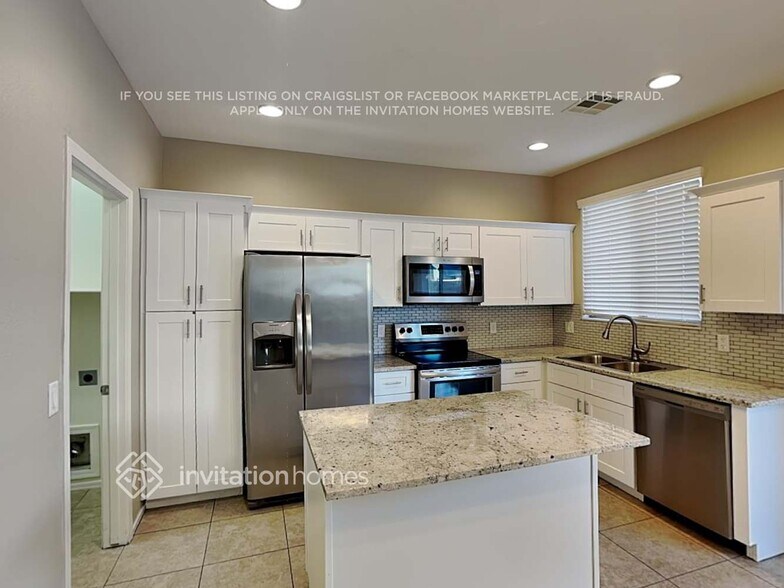 Building Photo - 17412 W Mandalay Ln