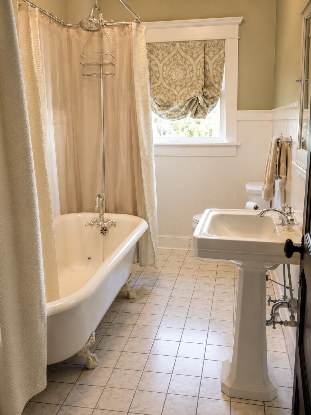 Upstairs full bath - 528 18th Ave E