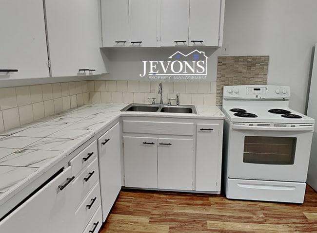 Building Photo - Charming 2-bedroom apartment just minutes from Pritchard Island Beach, with easy access to I-5