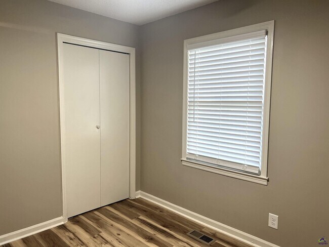 Building Photo - 221 Jefferson Cir