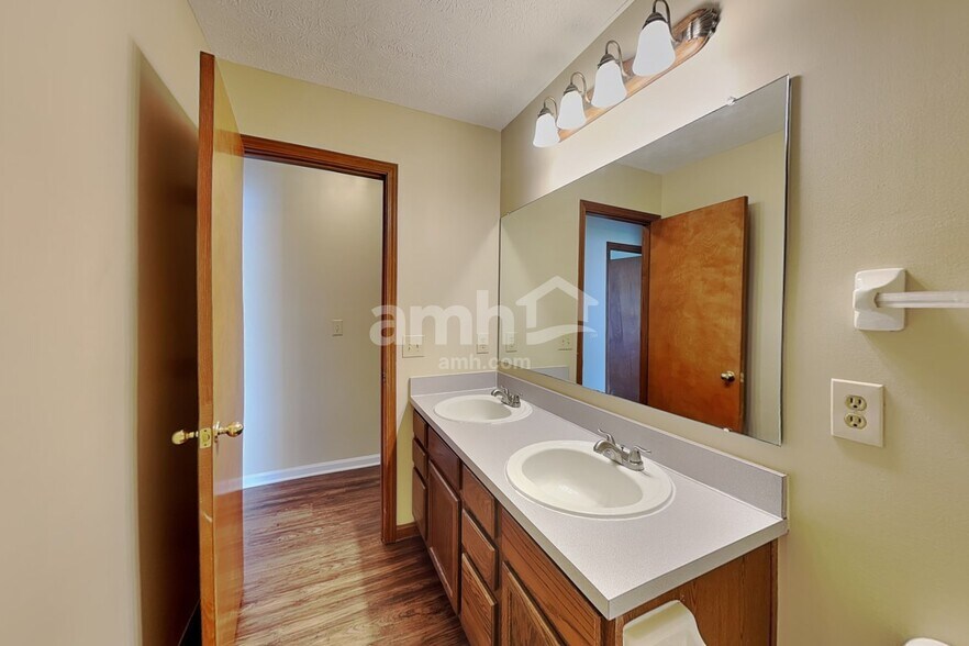 Building Photo - 12400 Bentwood Farms Dr
