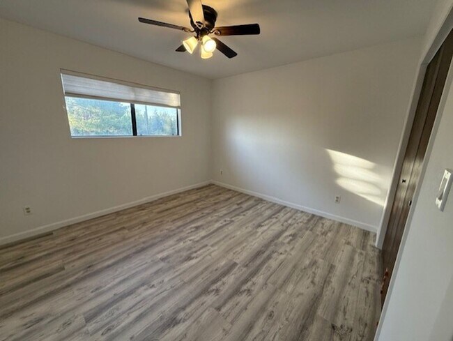 Building Photo - Wonderful Home 3 bed 1 bath with a Great Yard