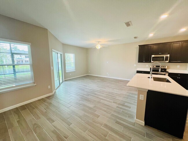 Building Photo - 2 Bedroom 2.5 bath Townhome in Beachwalk!