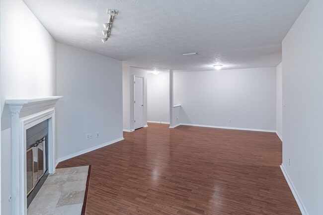 Building Photo - Welcome to this charming 2 bedroom, 2 bath...
