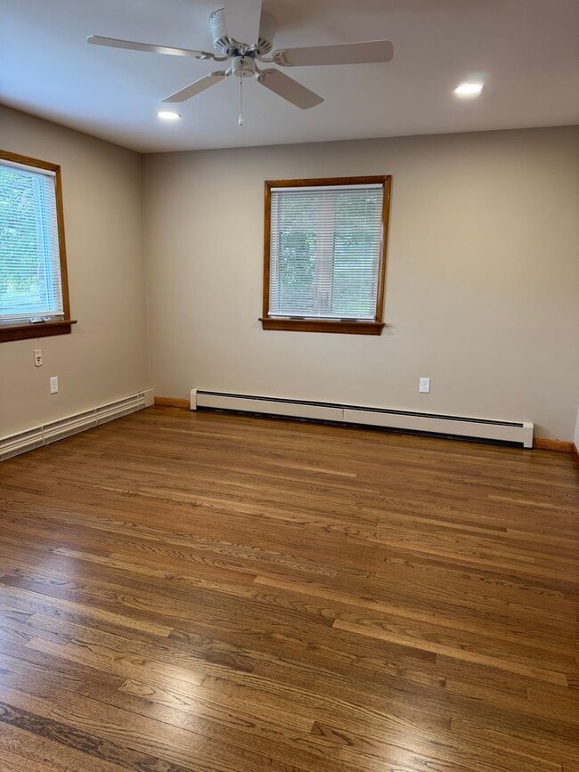 Building Photo - Stunning 3-bedroom, 3-bathroom single family home