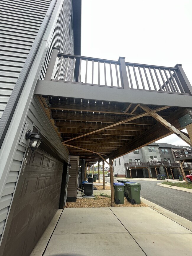 Building Photo - Exceptional 3-Level Corner Unit Townhome w...
