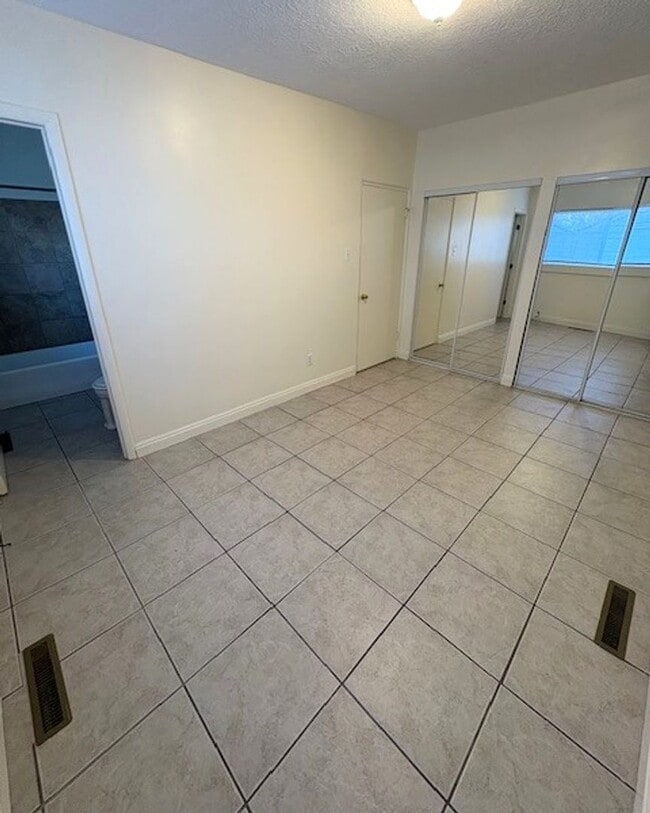 Building Photo - 1 Bedroom Multiplex Near Liberty Park!