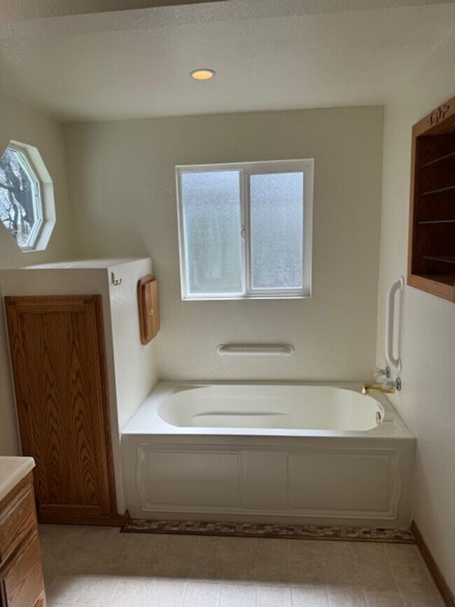 Building Photo - 3 Bedroom In Shasta View Neighborhood with...